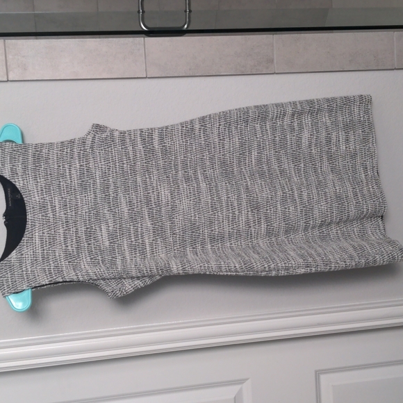 Like New Banana Republic Sleeveless Tweed Sheath Dress - 6 - Picture 3 of 3